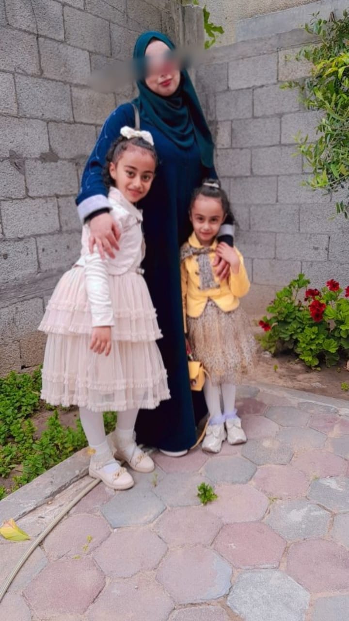 Hanin with Maha and Sama before the war